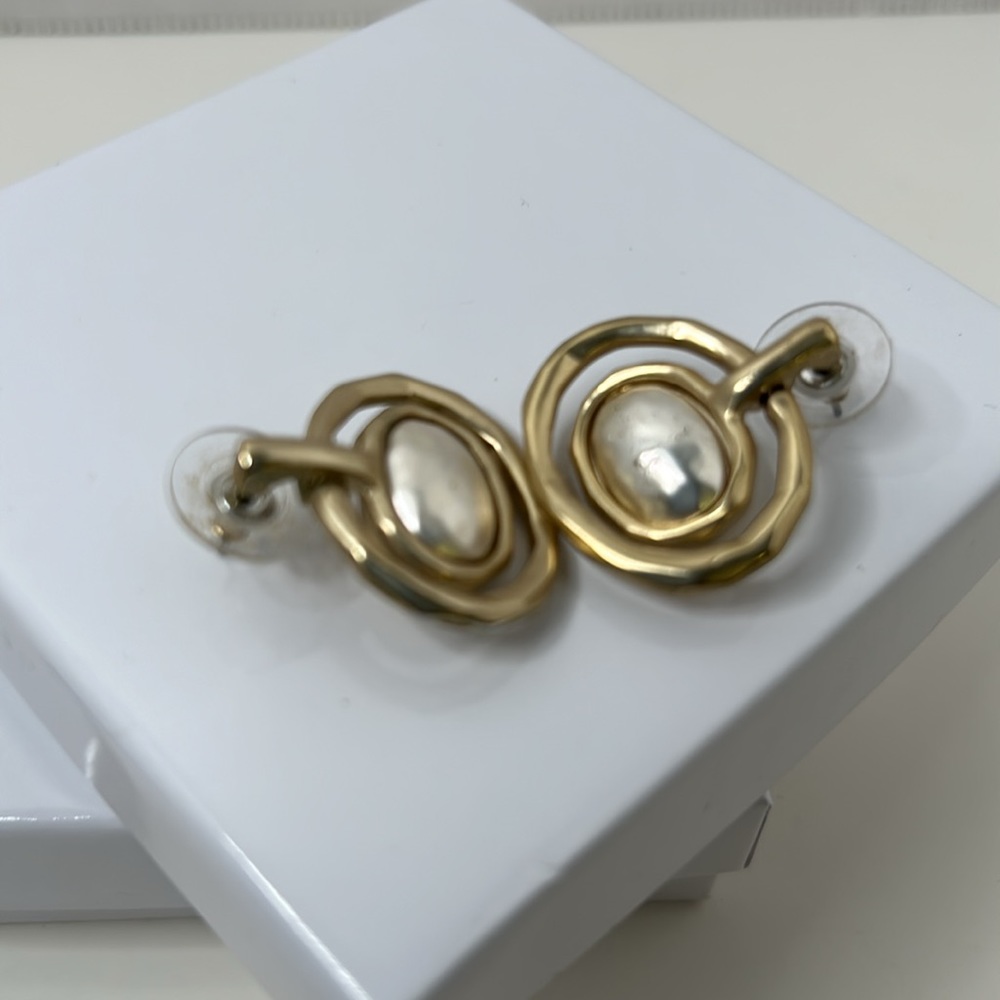 Chico’s hammered pearl earrings gold tone pierced - Picture 2 of 4